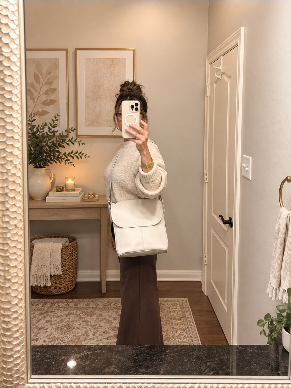 Vintage Unbranded Cream/White
Leather Flap Crossbody Bag -
Excellent Interior